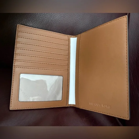 ✈️ 🛳️ NWOT Michael Kors Jet Set Travel Passport Holder Wallet - Brown - Picture 4 of 6
